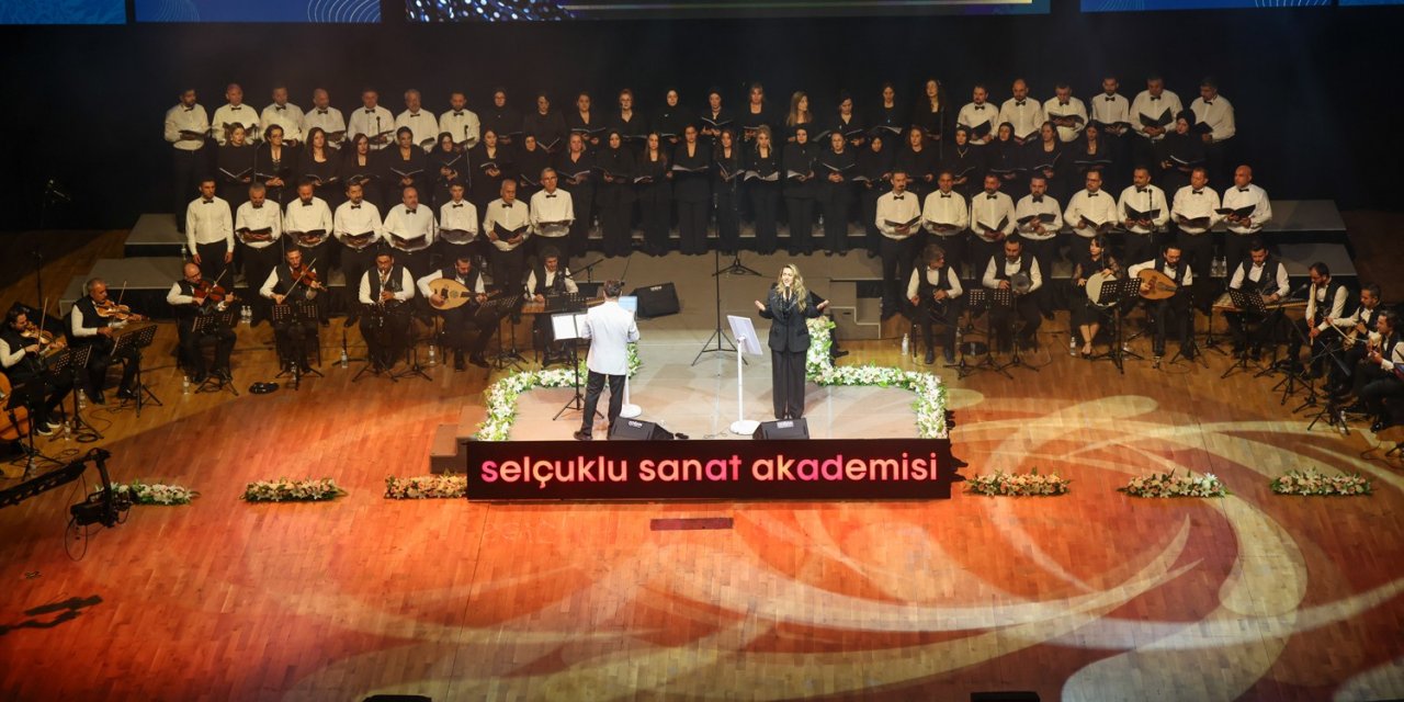 Selçuklu'da Müzeyyen Senar şarkıları söylendi
