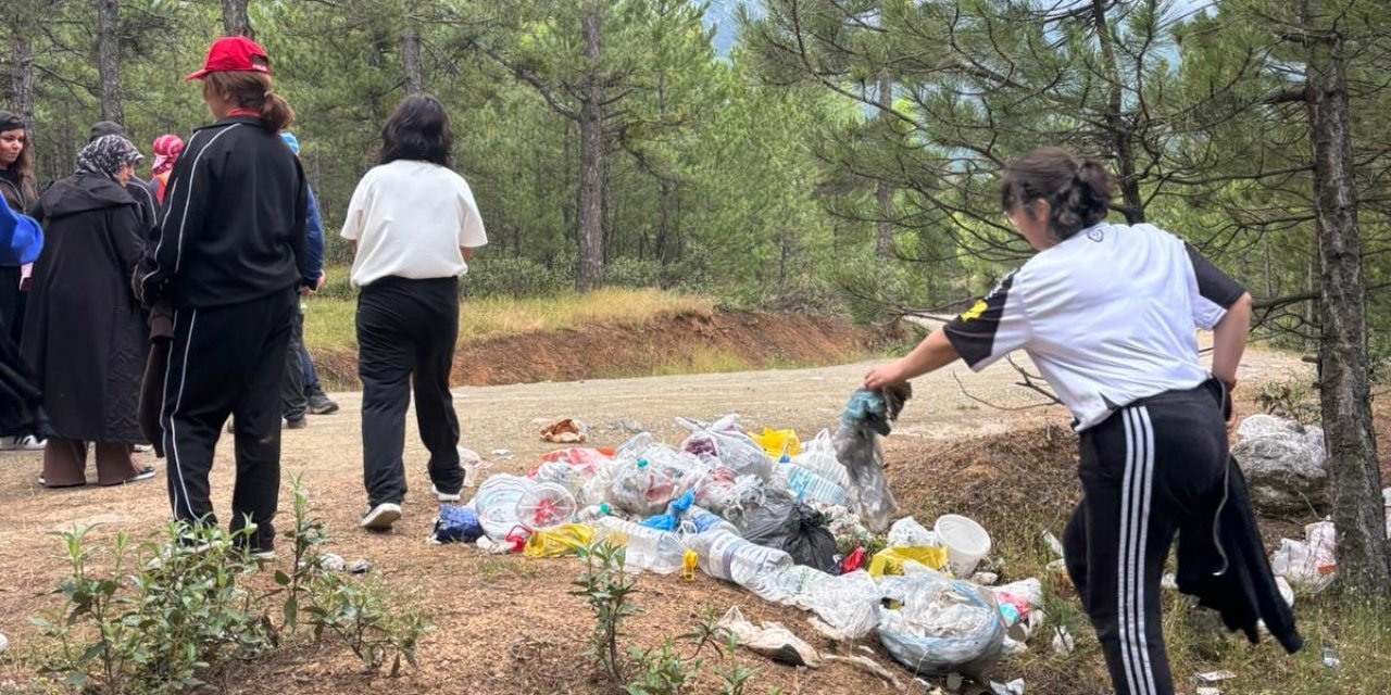Çocuk evleri sakinleri doğa için yürüdü