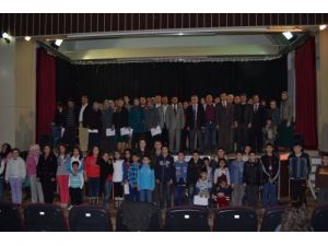 Aile Eğitimi Alan Velilere Sertifikalarını Çocukları Verdi