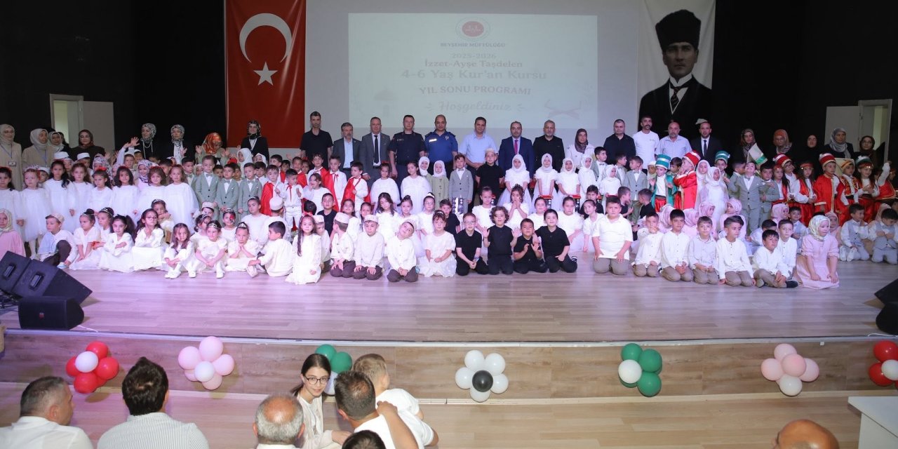 Kur'an kursunda mezuniyet sevinci