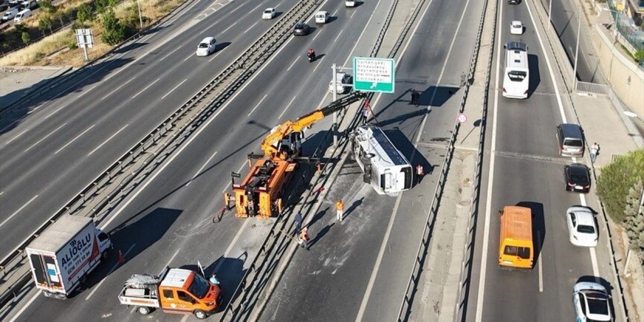 Midibüsün devrilmesi sonucu 12 kişi yaralandı