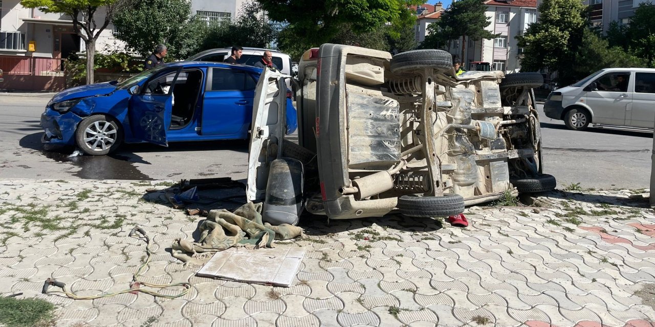 Konya'da iki otomobil çarpıştı, 3 kişi yaralandı