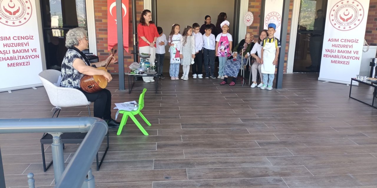 Konya'da öğrencilerden huzurevine ziyaret