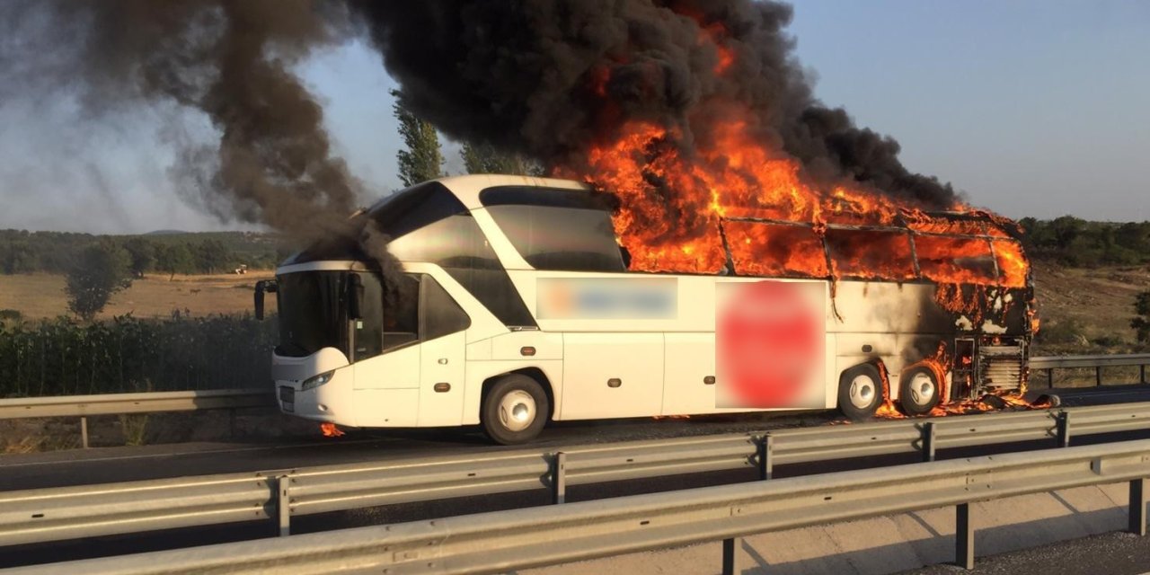 Konya'da seyir halindeki yolcu otobüsü yandı