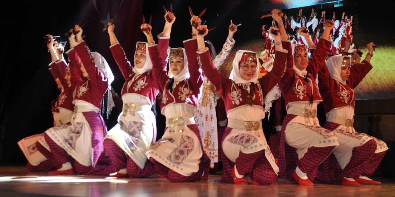 Akşehir'de halk oyunları gösterisi yapıldı