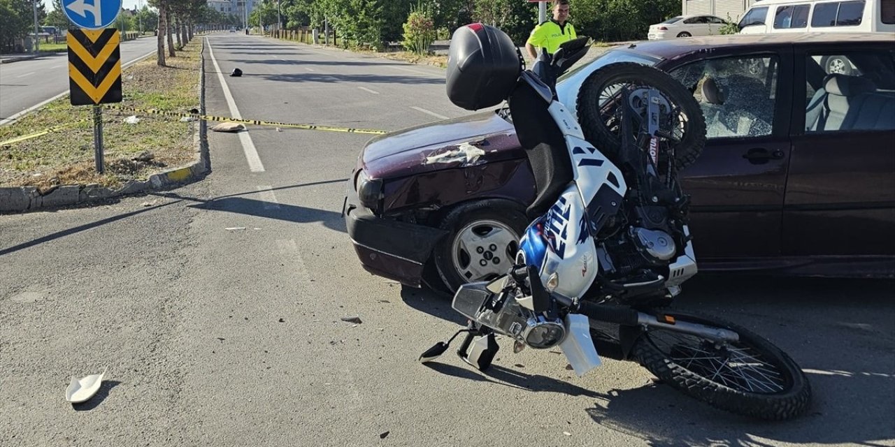 Konya'da otomobille çarpışan motosikletli yaralandı