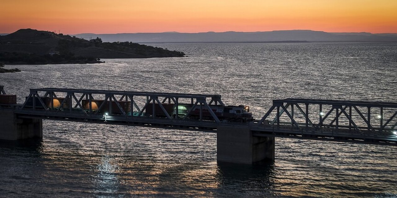 Türkiye'nin en uzun demir yolu köprüsü burada yer alıyor