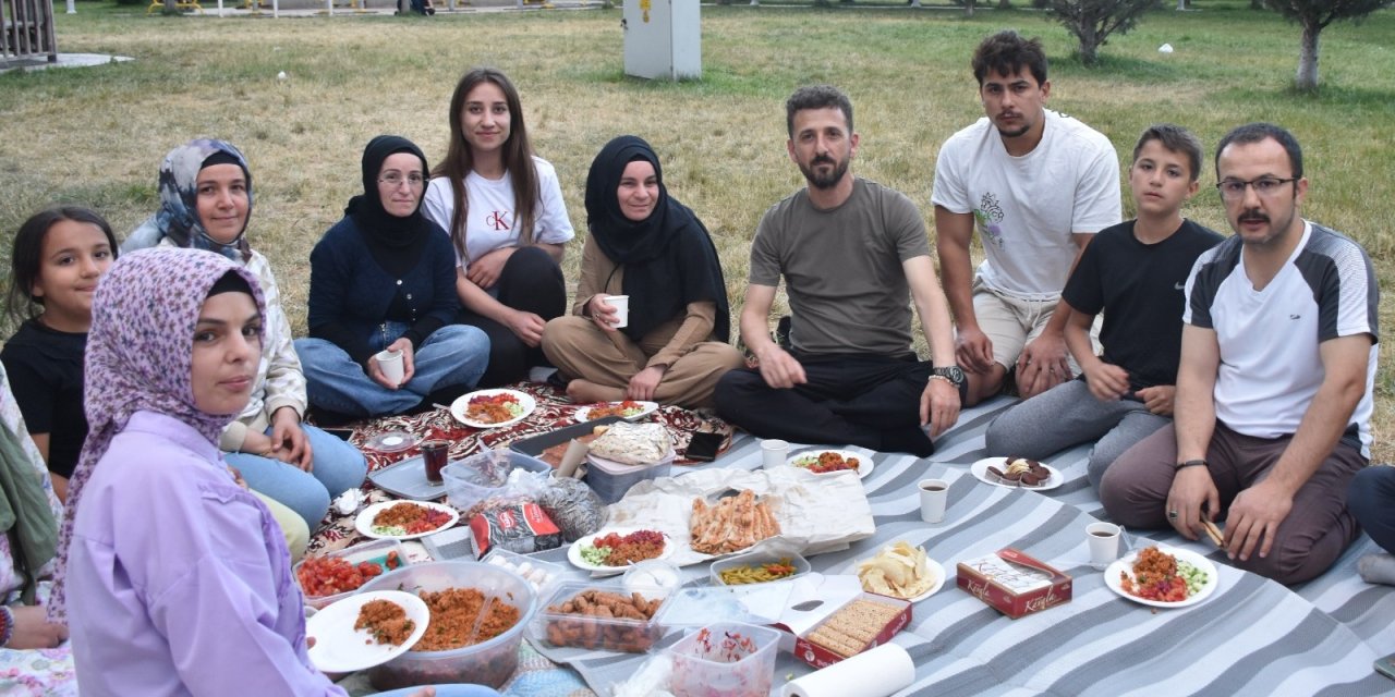 Sosyolog Aksu'dan aynı kaderi paylaşan gençlere destek