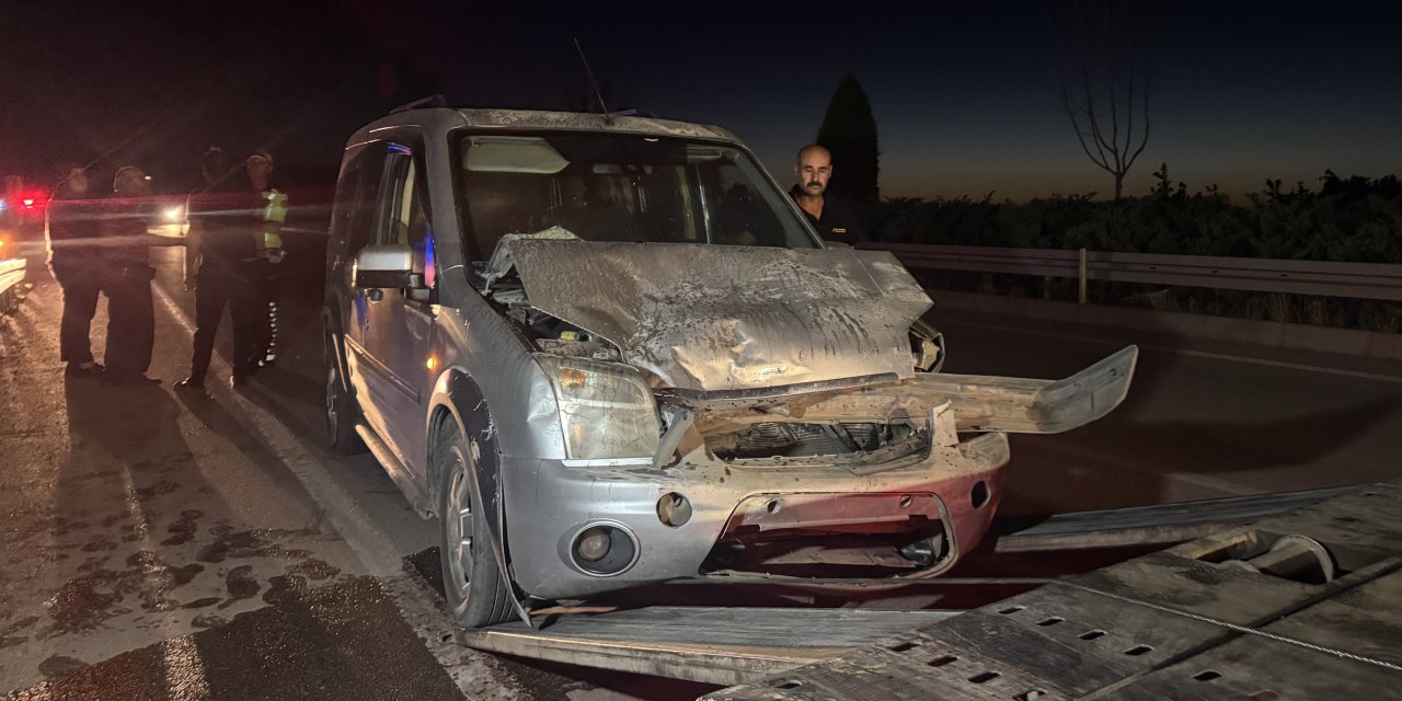 Ticari araç ile otomobil çarpıştı