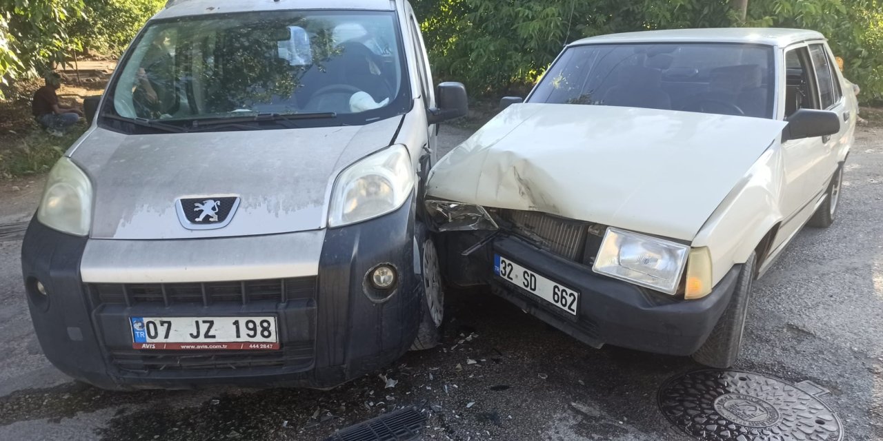 Konya'da 2 araç çarpıştı, 4 kişi yaralandı