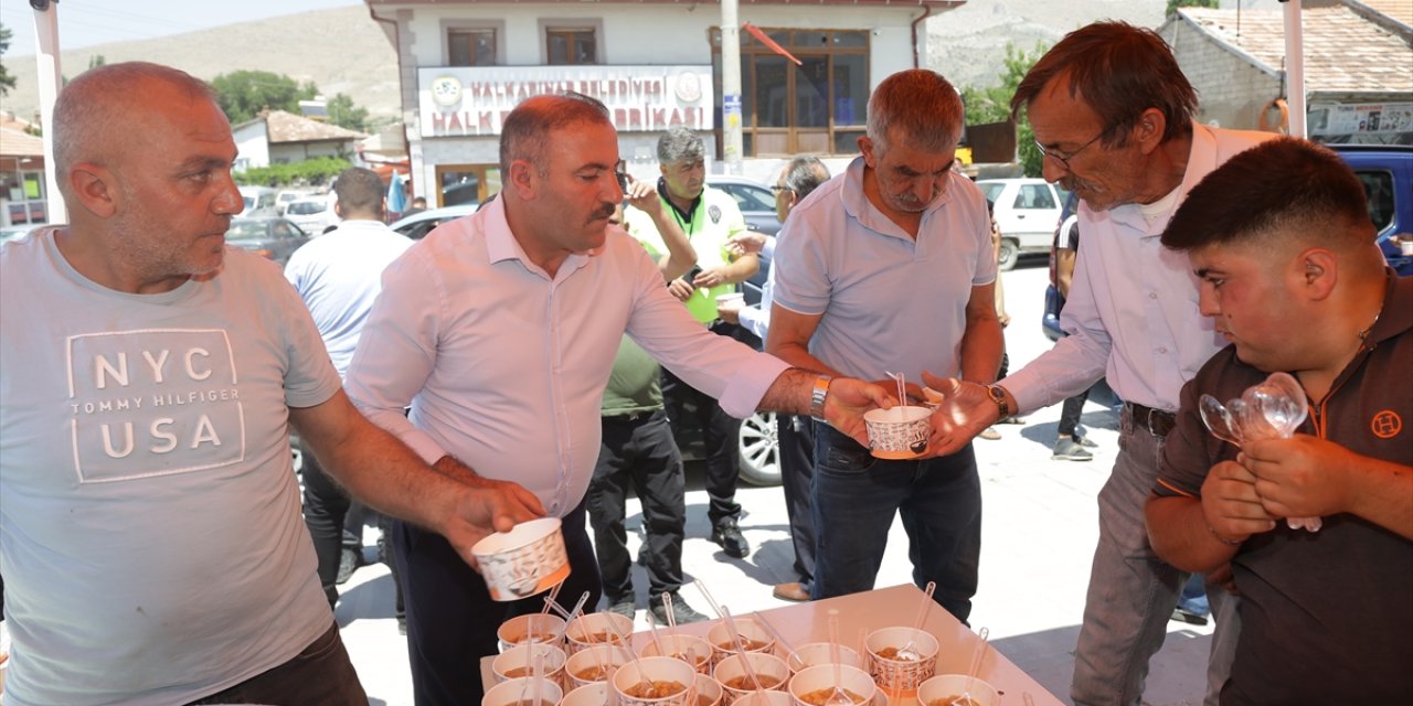 Halkapınar'da aşure ikramı yapıldı