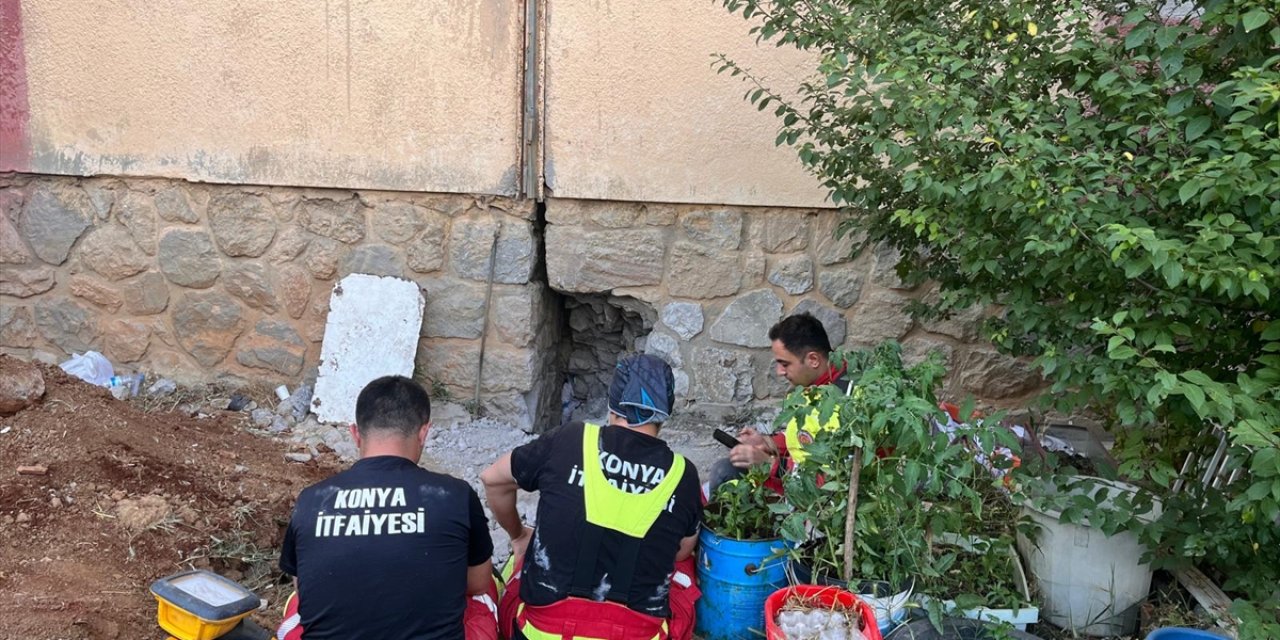 İki duvar arasında mahsur kalan kedi 9 saatlik çalışma sonucu kurtarıldı