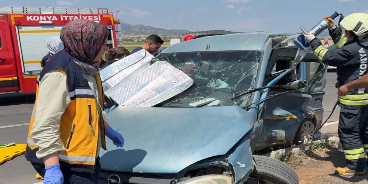 Konya'da hafif ticari araç ile otomobilin çarpıştığı kazada 5 kişi yaralandı