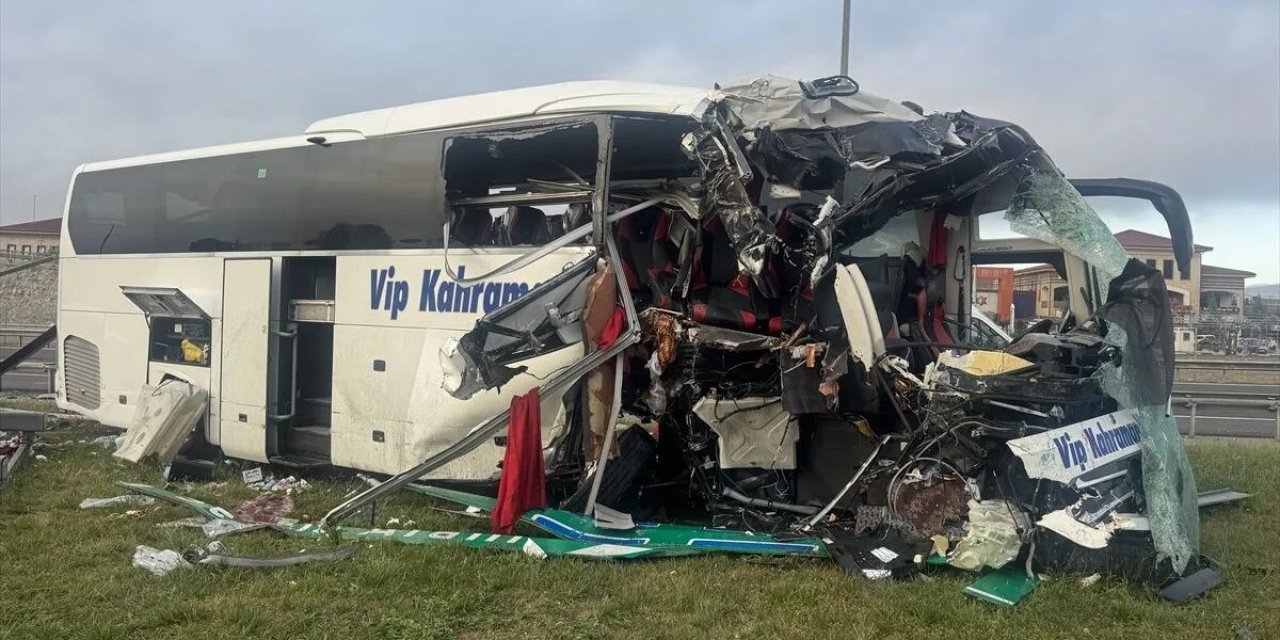 Kaza yapan yolcu otobüsündeki 15 kişi yaralandı