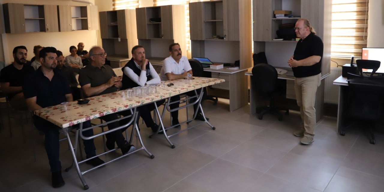 Doç. Dr. Ulutürk, Savatra Söyleşileri'ne konuk oldu