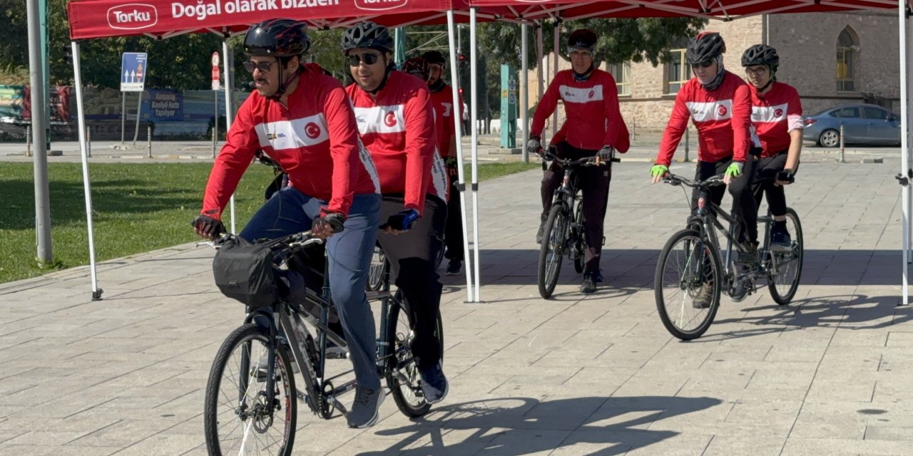 Görme engelliler 15 Temmuz şehitleri için pedal çeviriyor