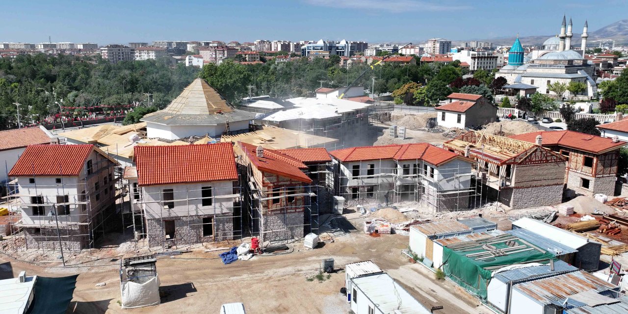 Türbe arkasında dönüşüm sürüyor