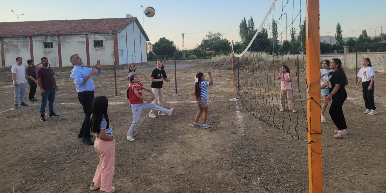 Ustaoğlu, spor sahası talebini yerine getirdi