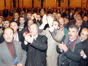 Gergin başlayan kongre ertelendi