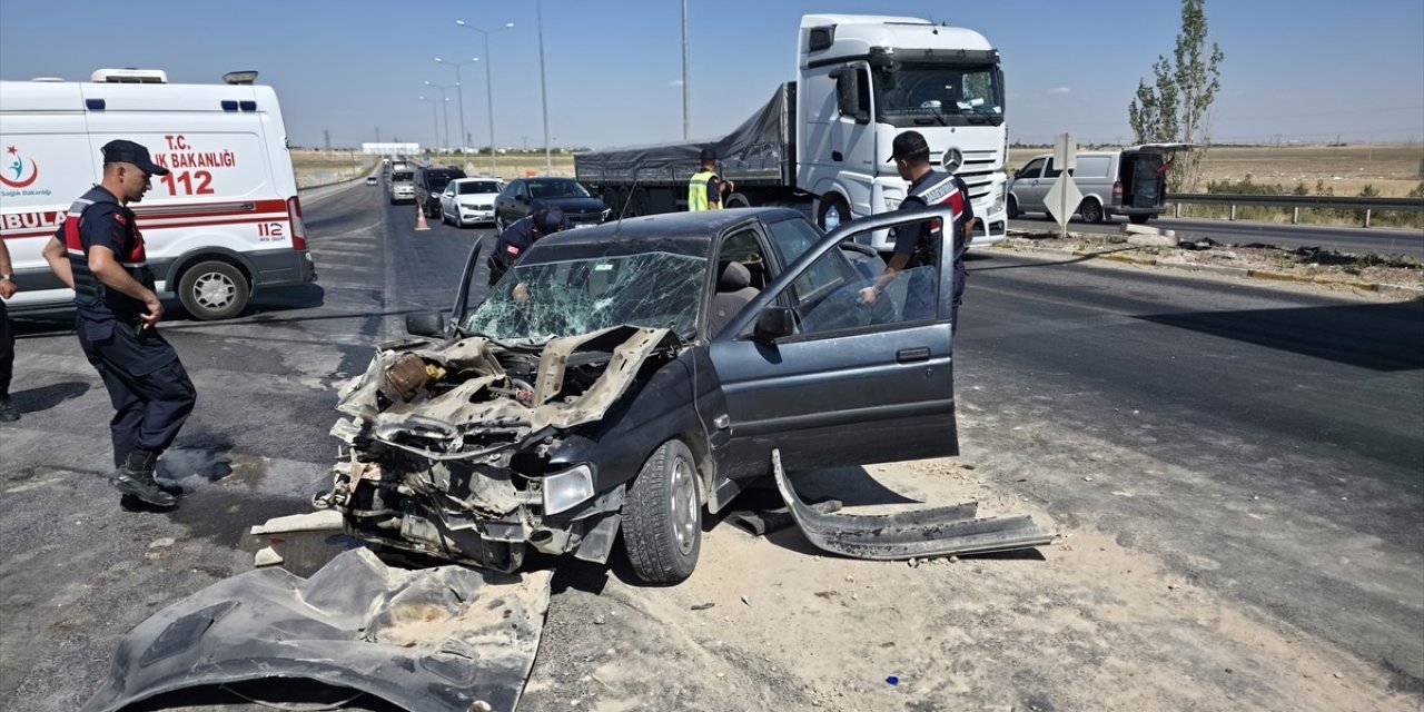 Vinç ile çarpışan otomobildeki 3 kişi yaralandı