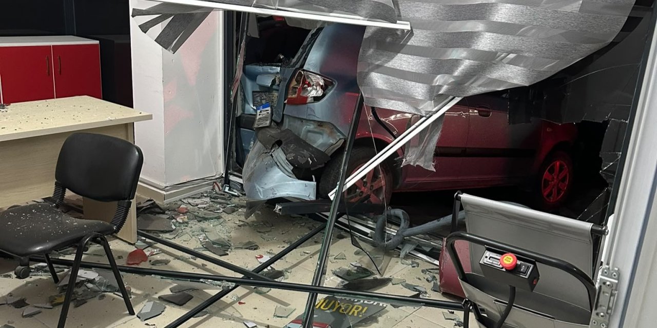 Konya'da otomobil duran araçlara çarptı