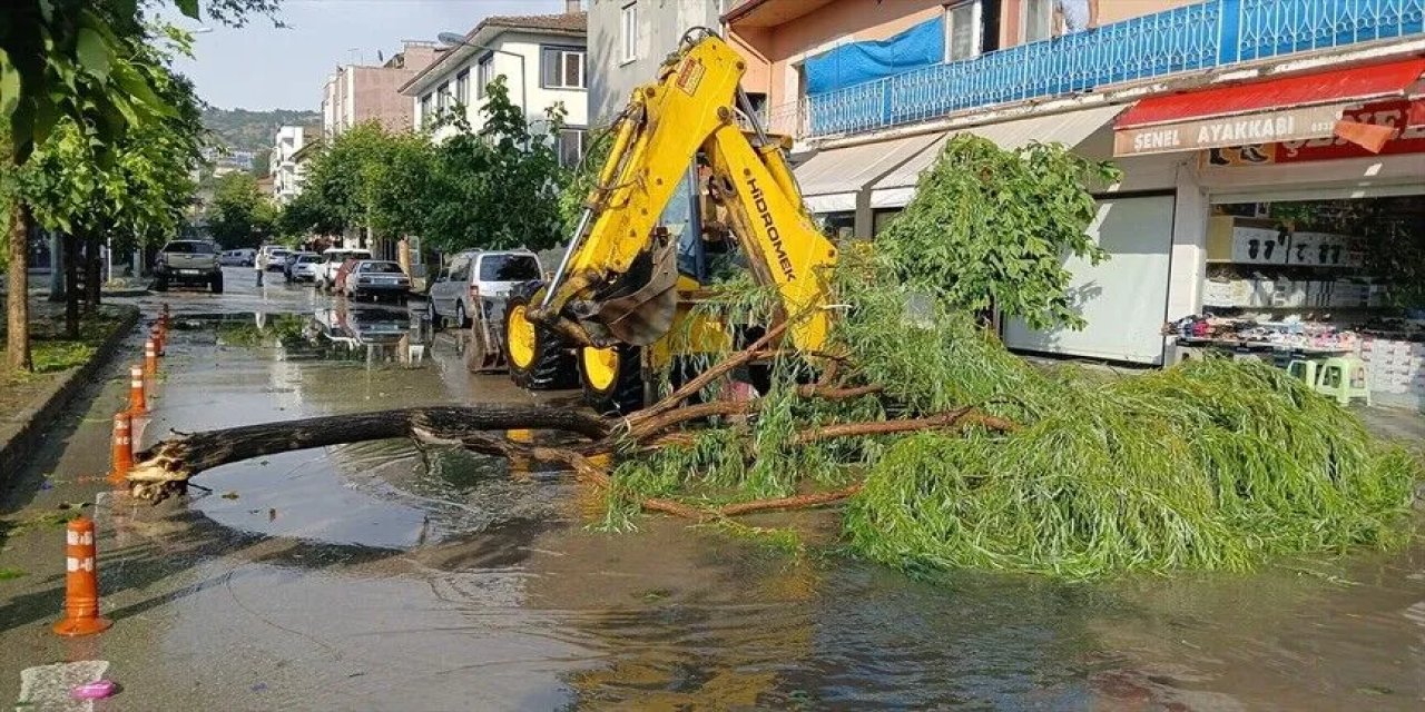 2 ilde sağanak ve fırtına etkili oldu