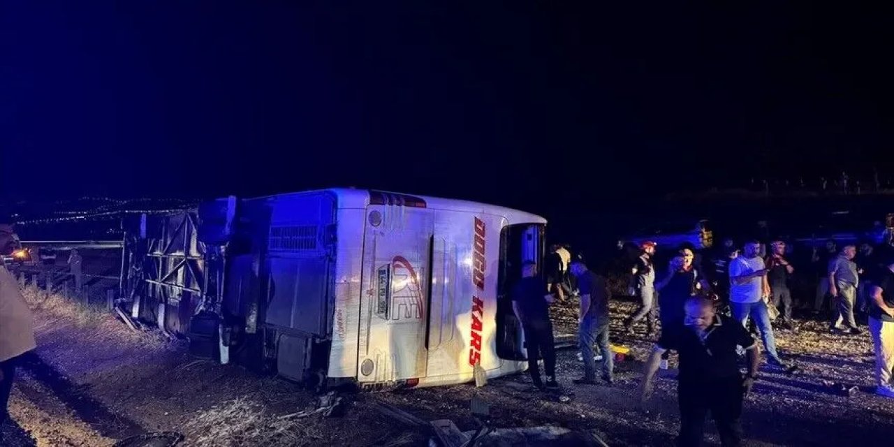 Kırıkkale'de devrilen yolcu otobüsündeki 40 kişi yaralandı