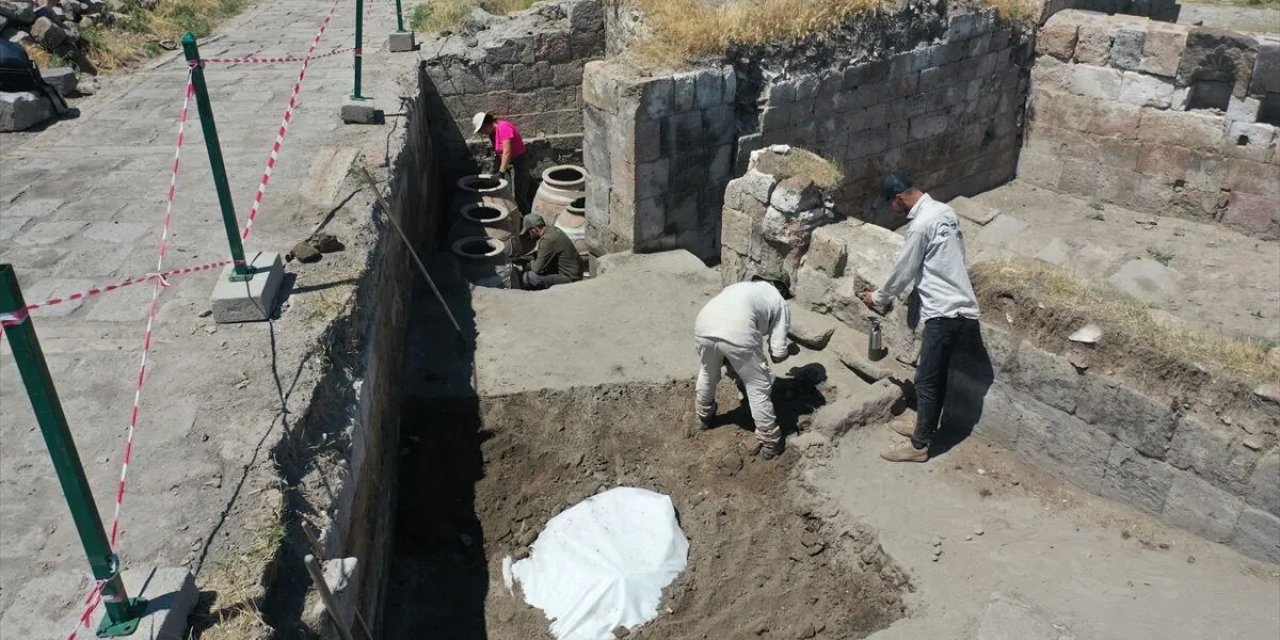 Selçuklu Çarşısı'nda kazı: Gizemli erzak deposuna ulaşıldı