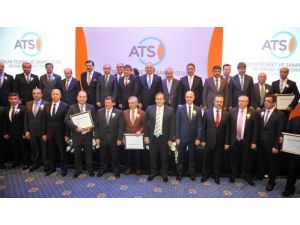 İşadamlarının Ödül Töreni, Siyasilerin Atışmasına Sahne Oldu