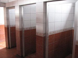 Umumi tuvaletin kapıları çalındı