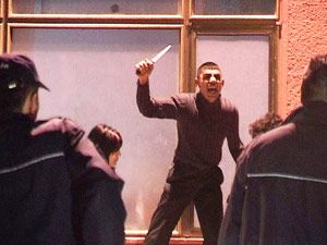 Elindeki bıçakla hastaneyi karıştırdı