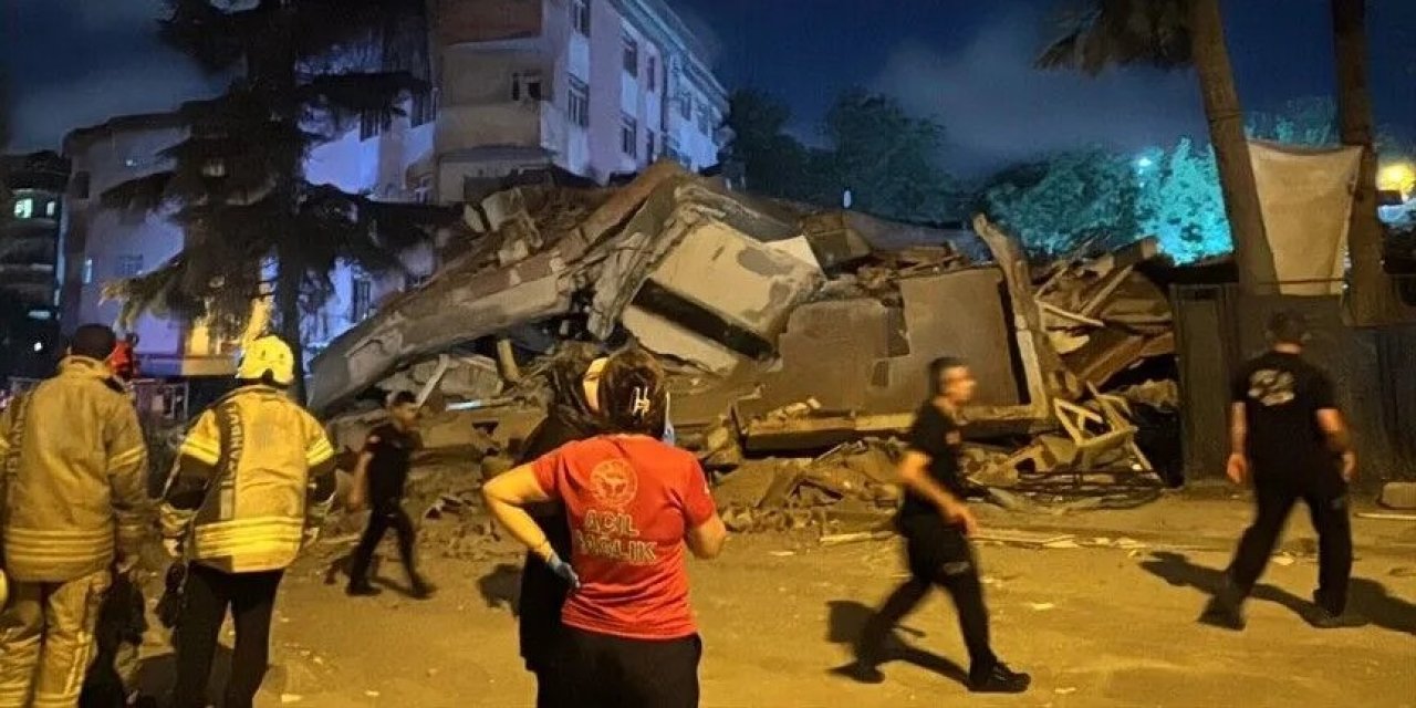 Boşaltılan 4 katlı bina çöktü