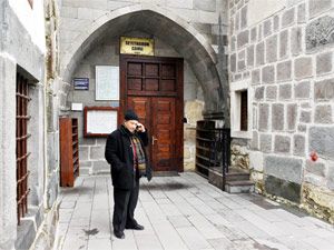 Tarihi camiden Sakal-ı Şerif çalındı