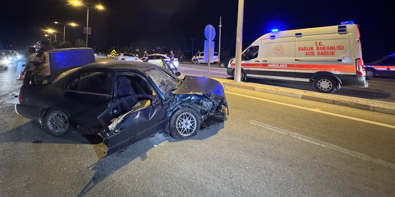 2 otomobilin çarpıştığı kazada 3 kişi yaralandı