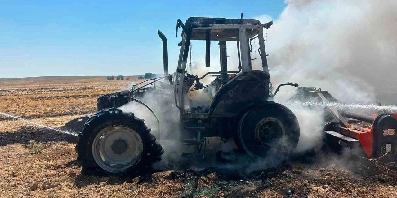 Konya'da yanan traktör kül oldu