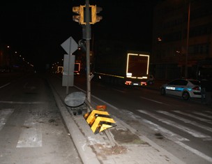 TIR'a ve trafik levhalarına çarpan sürücü kaçtı