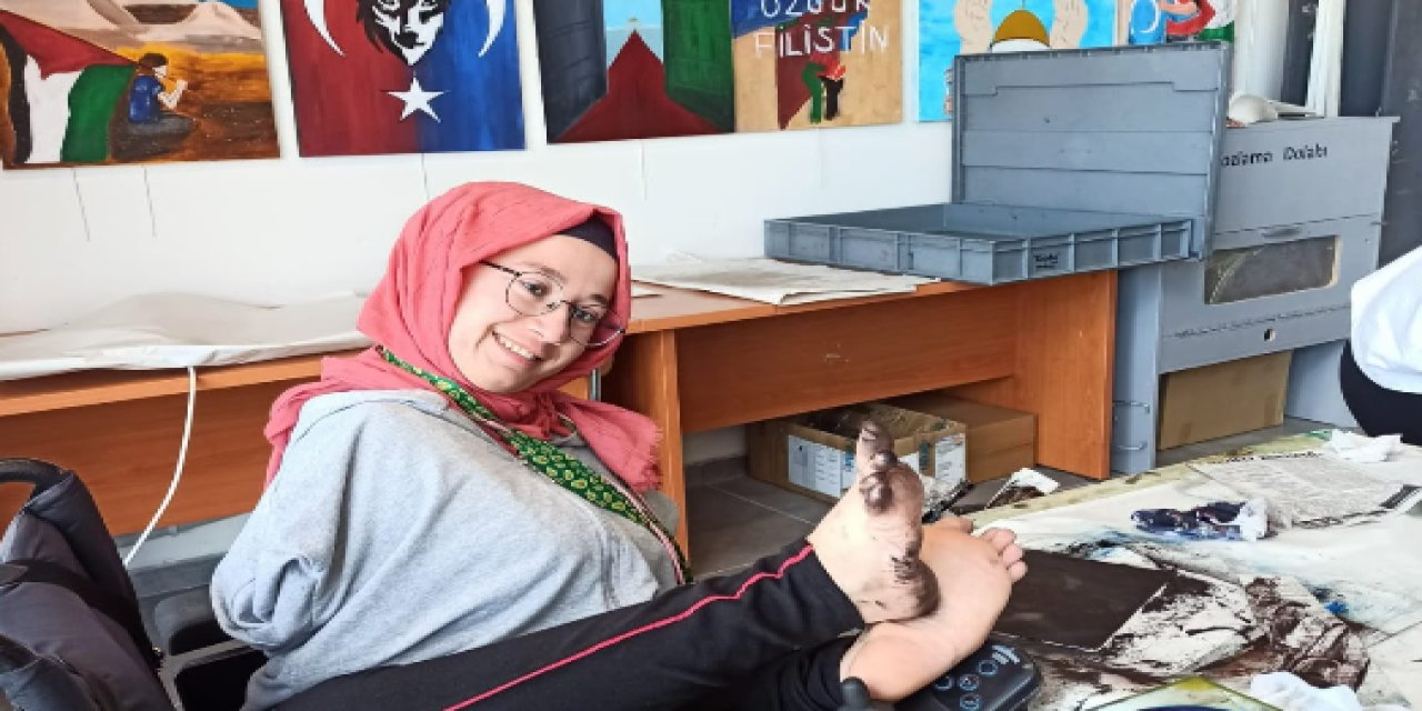 Konya'nın gururu oldu: Ayaklarıyla fırçasını tutan ismin büyük başarısı