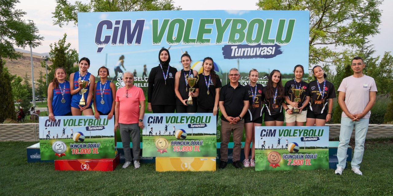 Selçuklu'da çim voleybolu turnuvası sona erdi