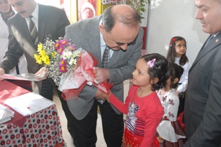 Vali Erol çocuklara karne dağıttı