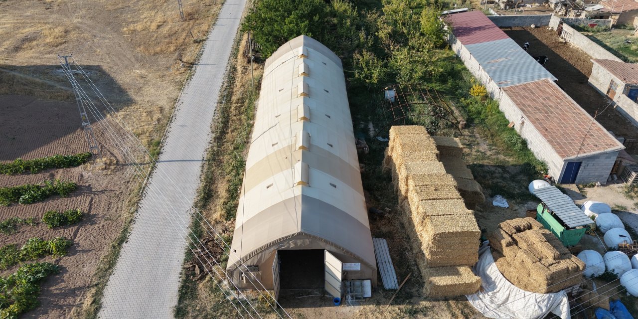 Hayvanlar için portatif çadır ağıl yaptılar