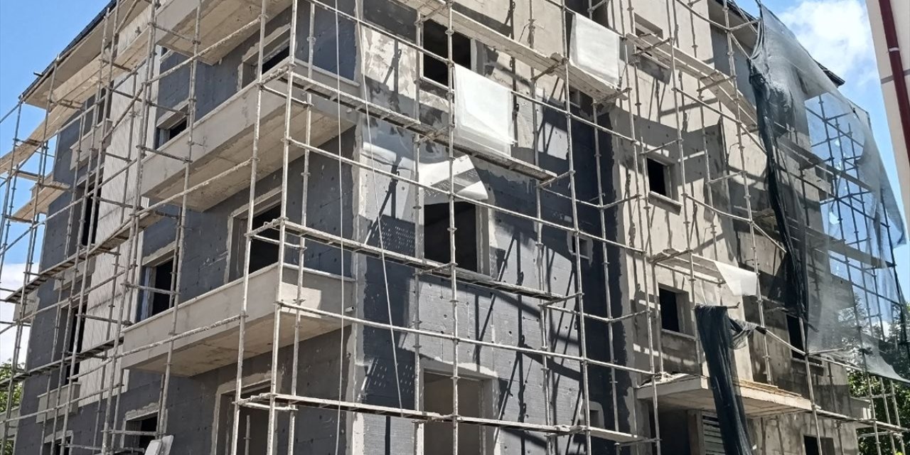 Konya'da inşaat iskelesinden düşen işçi yaralandı