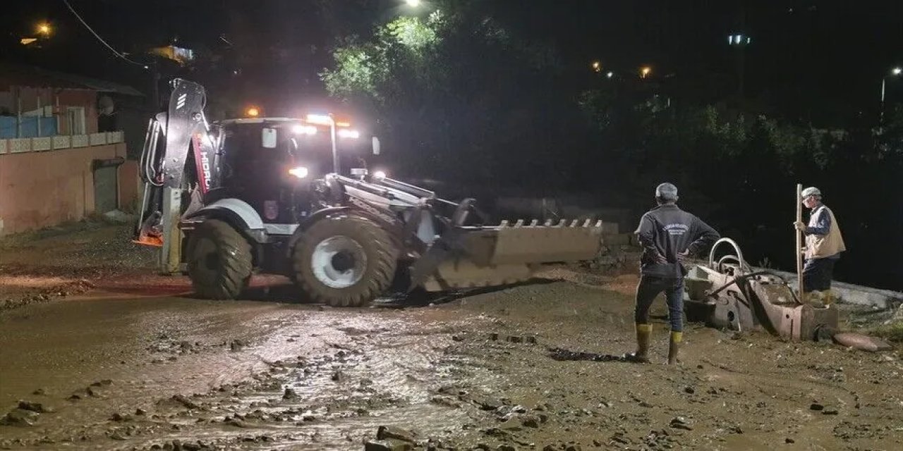 Sağanak su baskınlarına neden oldu