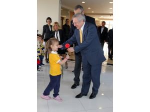 Aziz Yıldırım Öğrencilere Karne Dağıttı