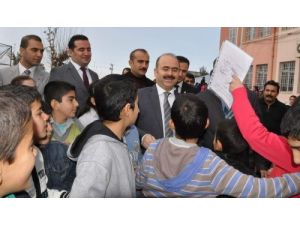 Vali Aydın, Öğrencilerin Karne Heyecanına Ortak Oldu