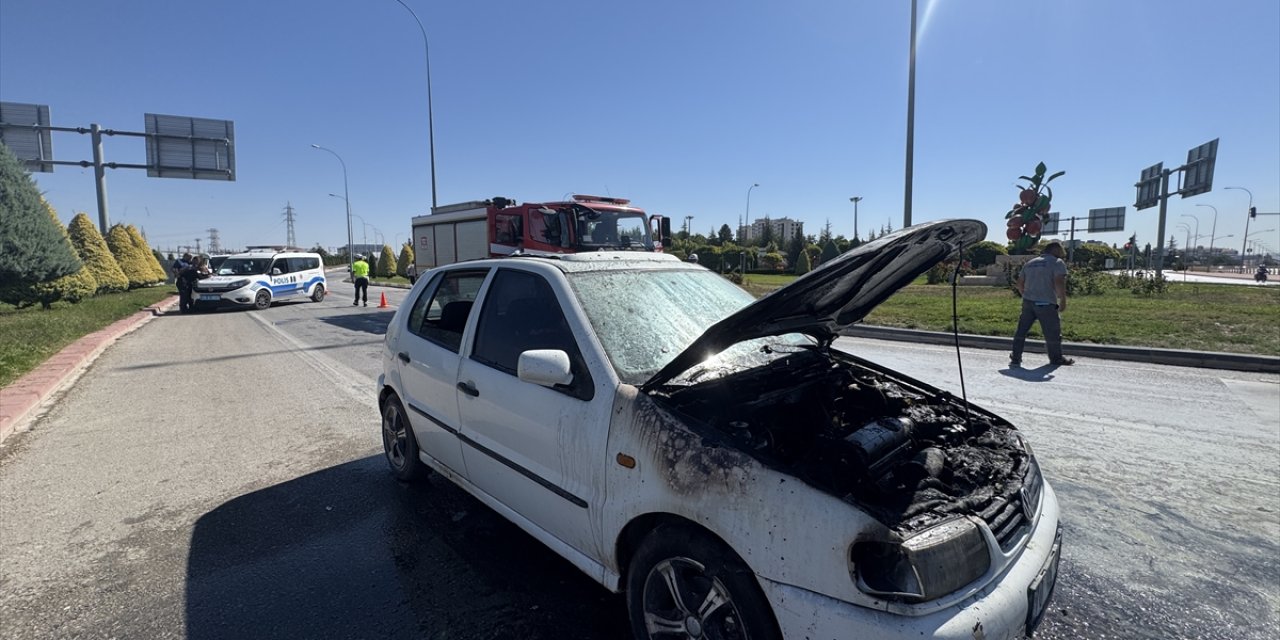 Seyir halindeki otomobil aniden yanmaya başladı