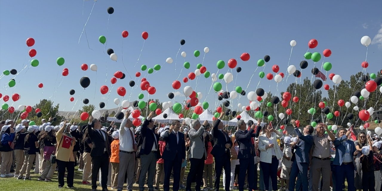 Konya'da Gazzeli çocuklar için balon ve uçurtmalar gökyüzüne bırakıldı