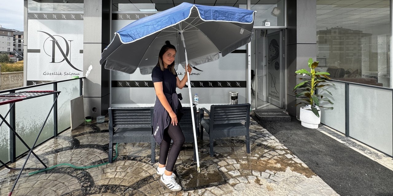 Kuaför fırtınada şemsiyeyle birlikte sürüklendi