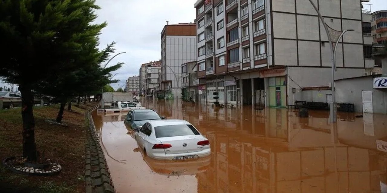 Rize'de sağanak nedeniyle su baskınları meydana geldi