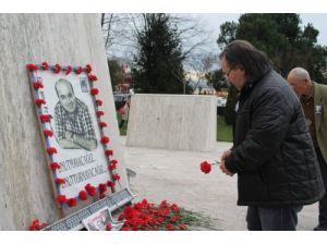 Mumcu'yu Anma Törenlerinde Ayakkabı Kutulu Protesto