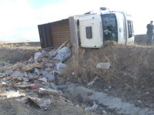 Yerköy’de Kamyonet Şarampole Devrildi: 1 Yaralı